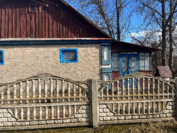 В подвірʼї є колодязь та погріб. - фото нерухомості