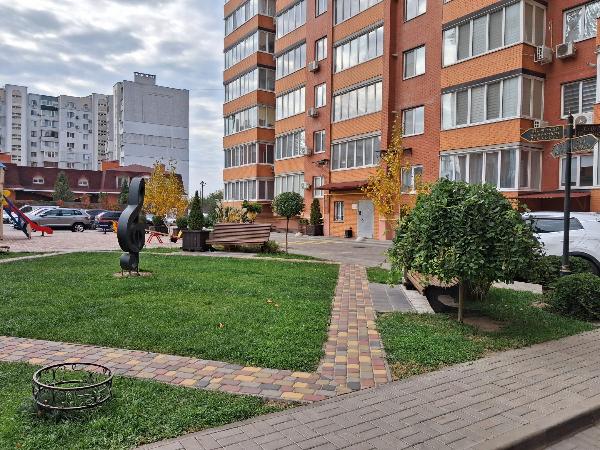 Двір - фото нерухомості
