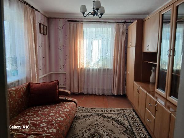 Велика світла кімната. - фото нерухомості